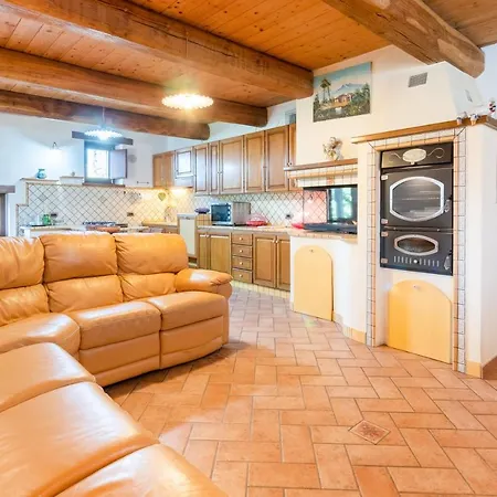 Villa Arcobaleno Apartment With Patio & Parking