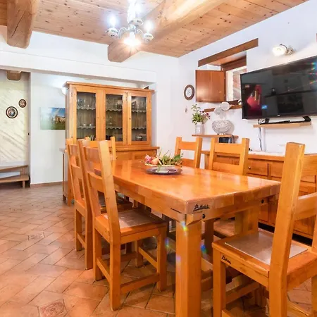 Villa Arcobaleno Apartment With Patio & Parking